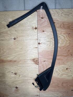 23447342 Cadillac 2015-19 Escalade Oem Left Front Window Frame And Speaker Cover